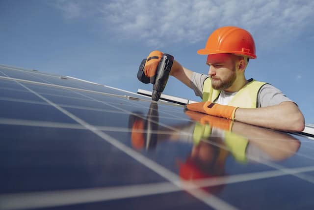 zonnepanelen en windturbines samen